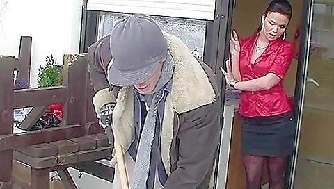 Sexy youngergirl spoonsed up in the gym