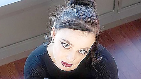 Sexy young chick does a lovebirdsragi