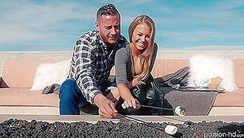 Smoking hot girl with a sexyia