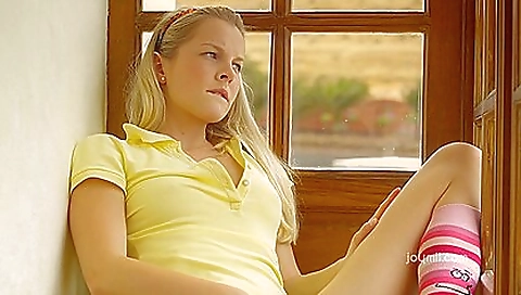 Smoking hot blonde's first time