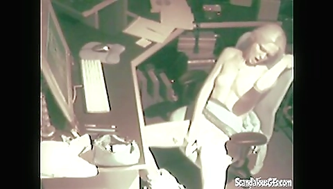 Hot babe fucks with a sexy body